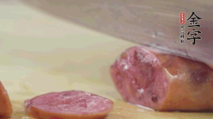 拿出香腸和臘肉,切成片后重新鋪入。