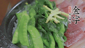 燜好的米飯開蓋,放入菜心、荷蘭豆,澆上調味汁拌勻。