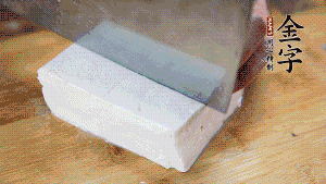 豆腐切成小塊,臘肉切成薄片,辣椒切成小圈。