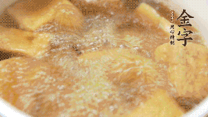 另起一個湯鍋,倒入適量清水,加入炸好的豆腐塊。待水沸騰后,加入臘肉,用生抽、料酒、火腿高湯調味。燉煮至臘肉熟透,加辣椒圈增加點辣味。(調料可以根據個人口味適當調整,火腿高湯能夠讓湯汁更加層次豐富。)