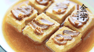 裝盤時,撒上蔥花裝飾。