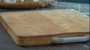 【面皮】3.案板撒點糯米粉,將面團搓成均勻的小團子。