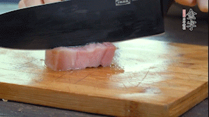 【餡料】1.金字淡咸肉加姜片料酒焯水,春筍焯水后切成小丁。