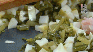 【餡料】2.鍋中油8成熱時,依次放入春筍、雪菜、淡咸肉,翻炒出香味。