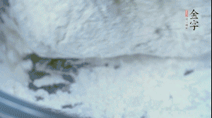 【面皮】2.將糯米粉和粳米粉混合,加煮好的艾草和適量清水,揉搓成面團。