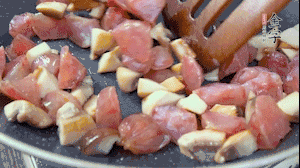 【餡料】4.鍋中油8成熱時,依次放入菌菇丁、香腸丁,適當放點糖調(diào)味,炒熟。