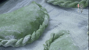 【制作】2.蒸架上墊浸濕的屜布,再放上清明果,大火蒸10~15分鐘,完成,出鍋啦!