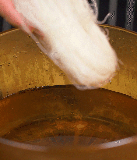 咸肉剁成咸肉糜,加入蔥姜末、香油攪拌均勻。