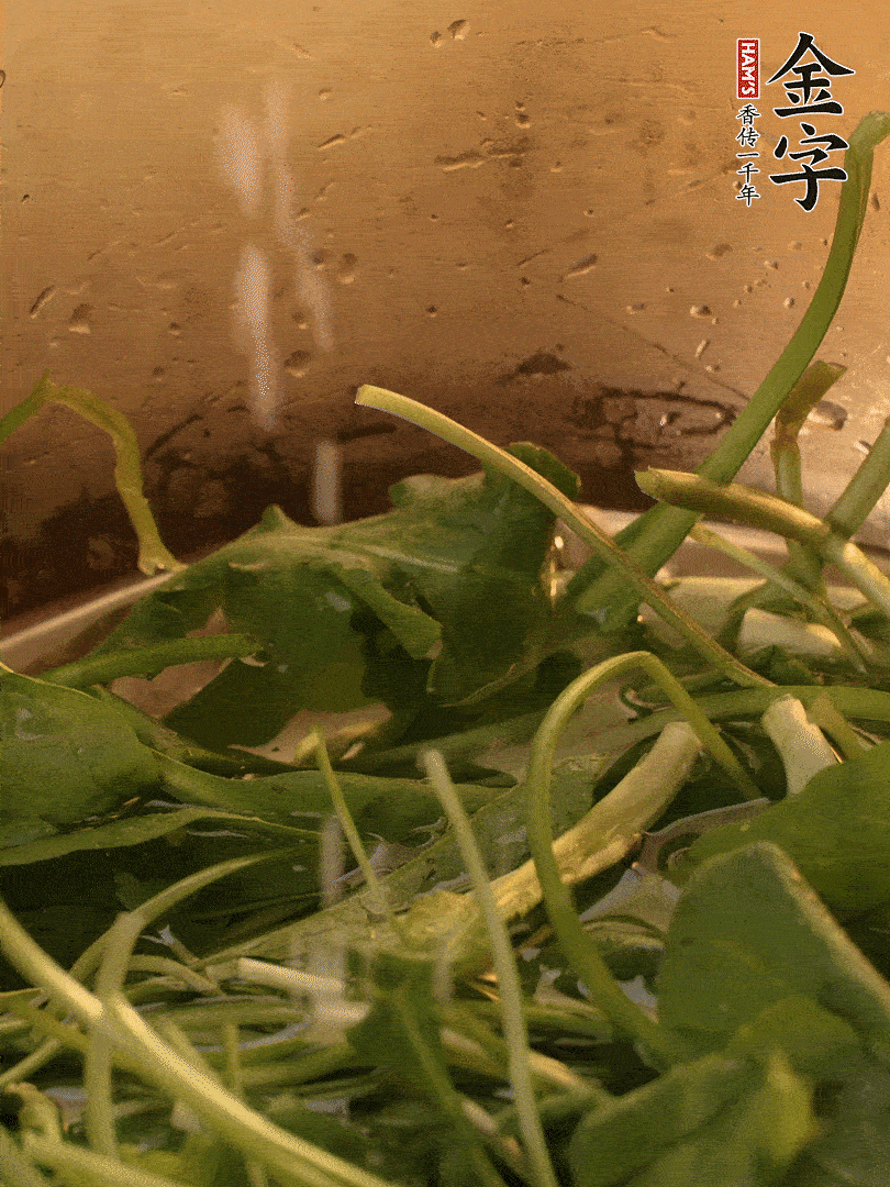 薺菜去掉根部，加小蘇打、鹽熱水沸騰燙軟。