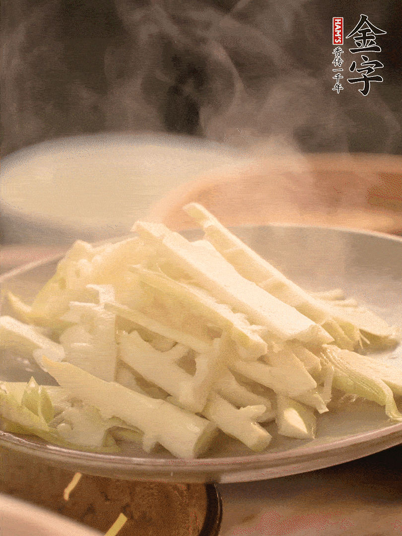 春筍切薄片，焯水去除澀味。