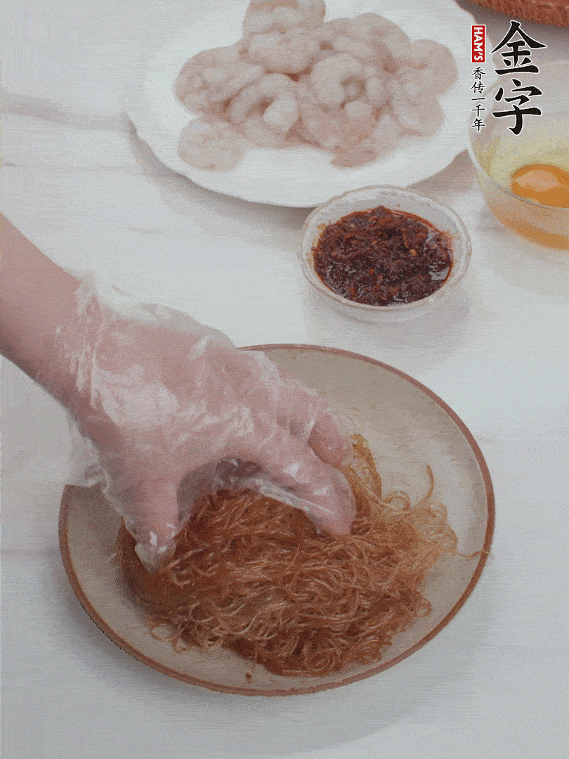 粉絲泡軟后,入沸水煮10秒,撈出后加1/2勺老抽、1/2勺食用油挑松。