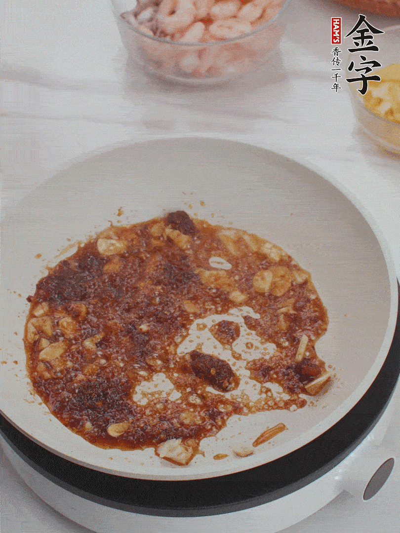 冷鍋熱油,1大勺金字火腿XO醬、蒜末炒香,倒粉絲一起炒。