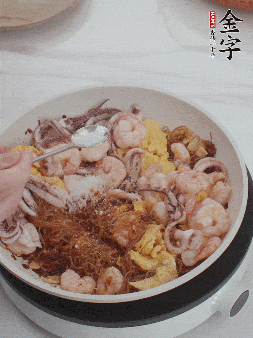 加雞蛋,蝦仁,魷魚混合。