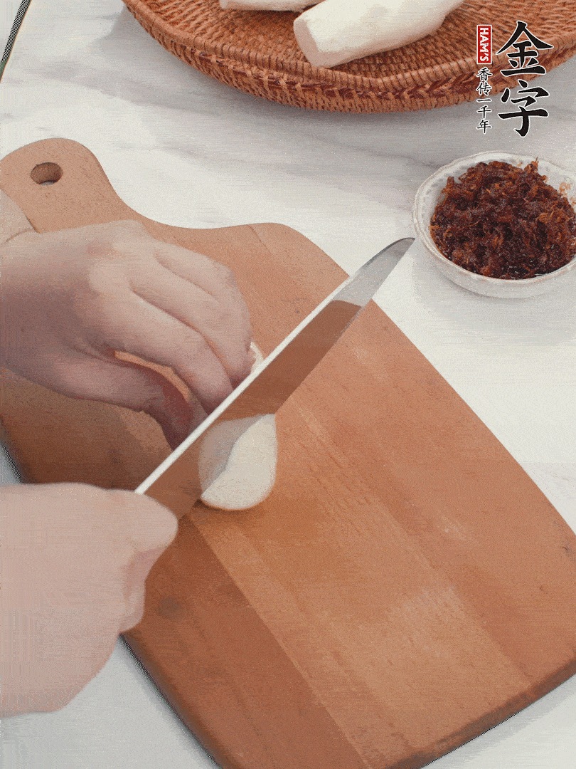 茭白剝殼,洗凈后切滾刀塊。