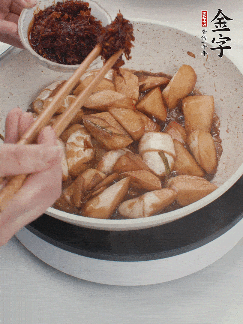 湯汁收濃,加金字火腿XO醬翻炒均勻。