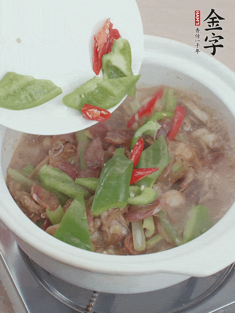 下綠菜椒,翻炒1分鐘。