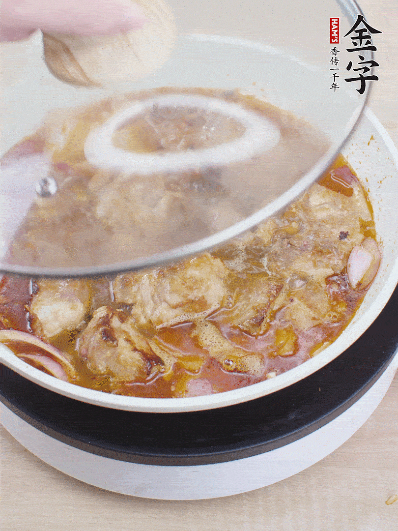 下小排翻炒,加1勺生抽、1點白砂糖和少許水燜2分鐘。