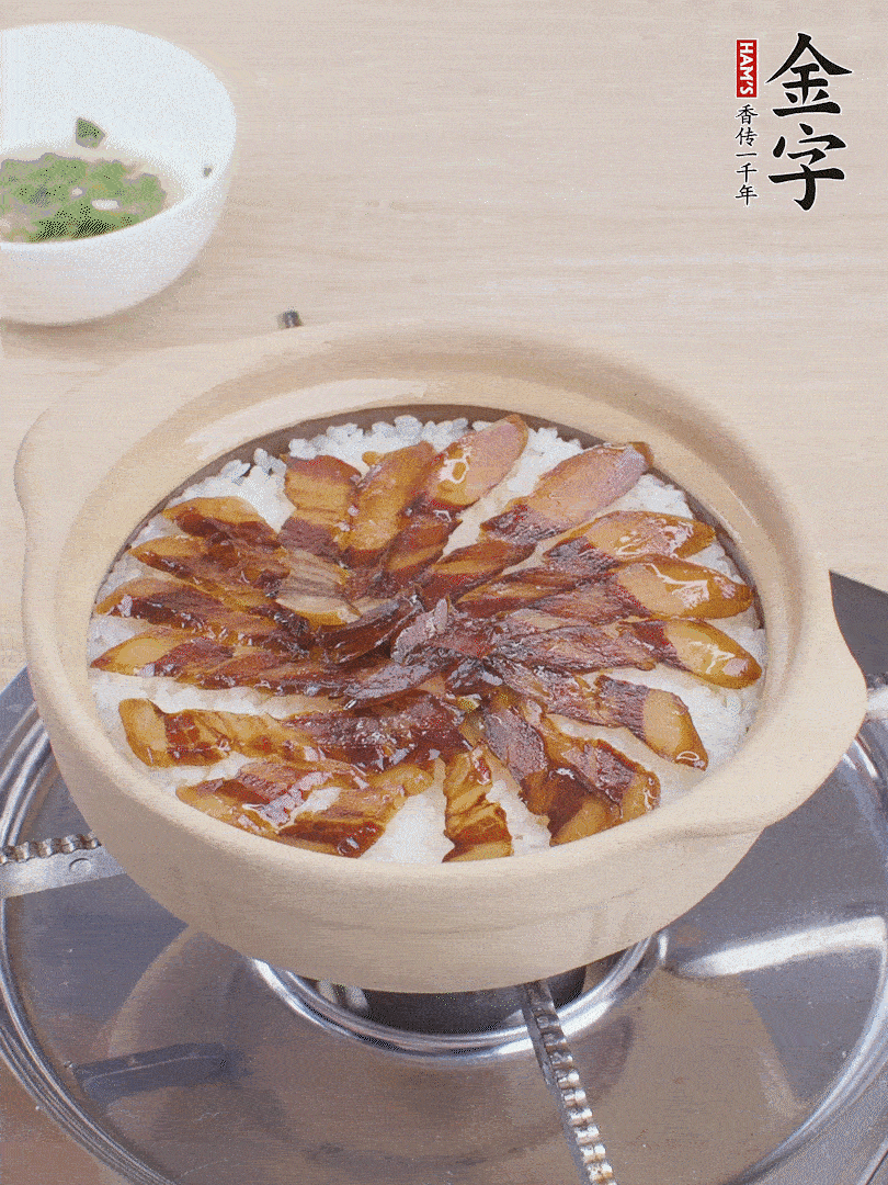 快收水時,鋪醬油肉,鍋邊淋點油,轉動砂鍋,燜煮2分鐘。