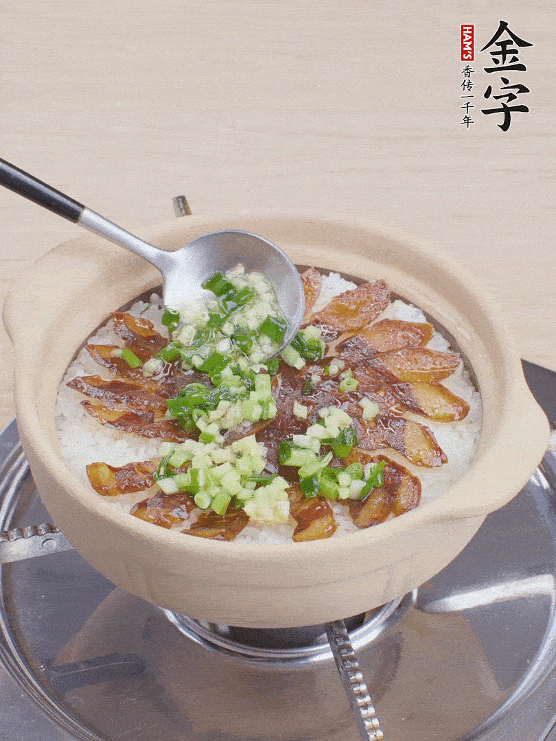 倒蔥姜醬再燜1分鐘。(也可以淋點生抽)