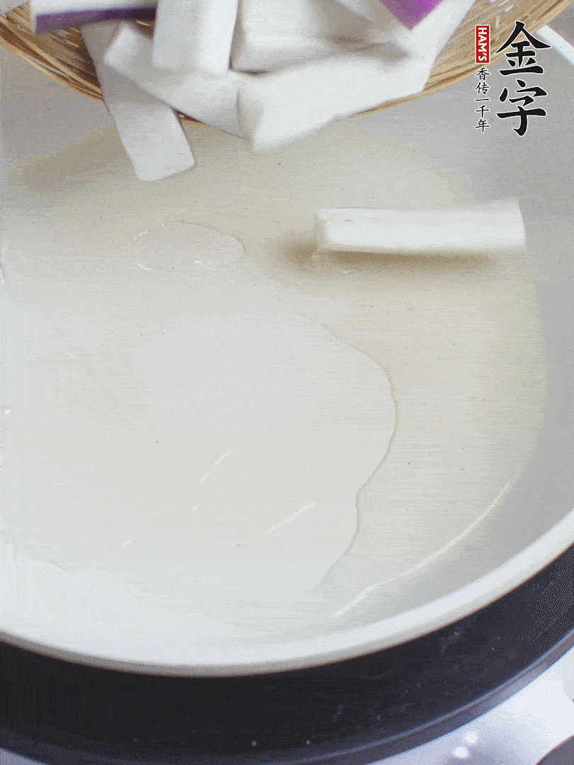 杭茄洗凈去蒂,縱向剖成4份,切成長10cm左右的段。白洋蔥切絲。口蘑洗凈去掉柄。紅椒切菱形片。