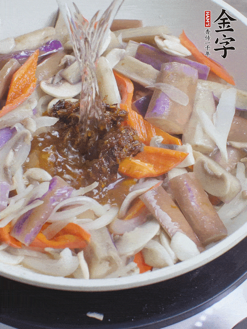 下茄子、口蘑,淋入料汁,加熱水份收干。