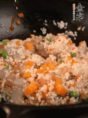 加入糯米翻炒均勻。最后加入蝦仁,用1勺料酒、1勺生抽、1/2勺鹽調味。