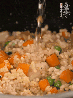 把食材轉移到電飯鍋中,倒入點清水,正常煮飯。