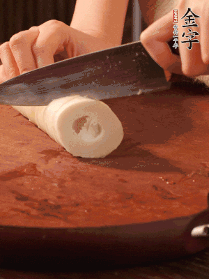 春筍去殼切滾刀塊,焯水備用。