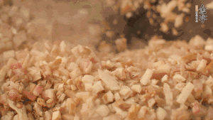 鍋中熱油,依次下食材翻炒,加2勺料酒、少許胡椒粉調味,撒蔥花攪拌均勻。