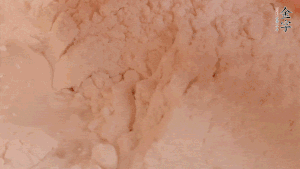 糯米粉中加入溫水,反復揉成團。