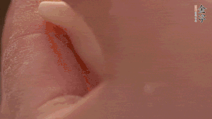 取一小團面,用掌心搓成小球狀,從小球中心捏窩,放入餡料,封口后,留出小尾巴。