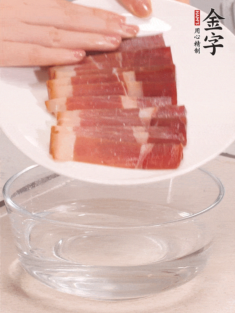 鴨腿冷水下鍋，加姜片、料酒焯水