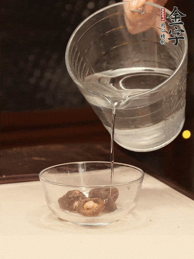 香菇提前泡發(fā),切小塊