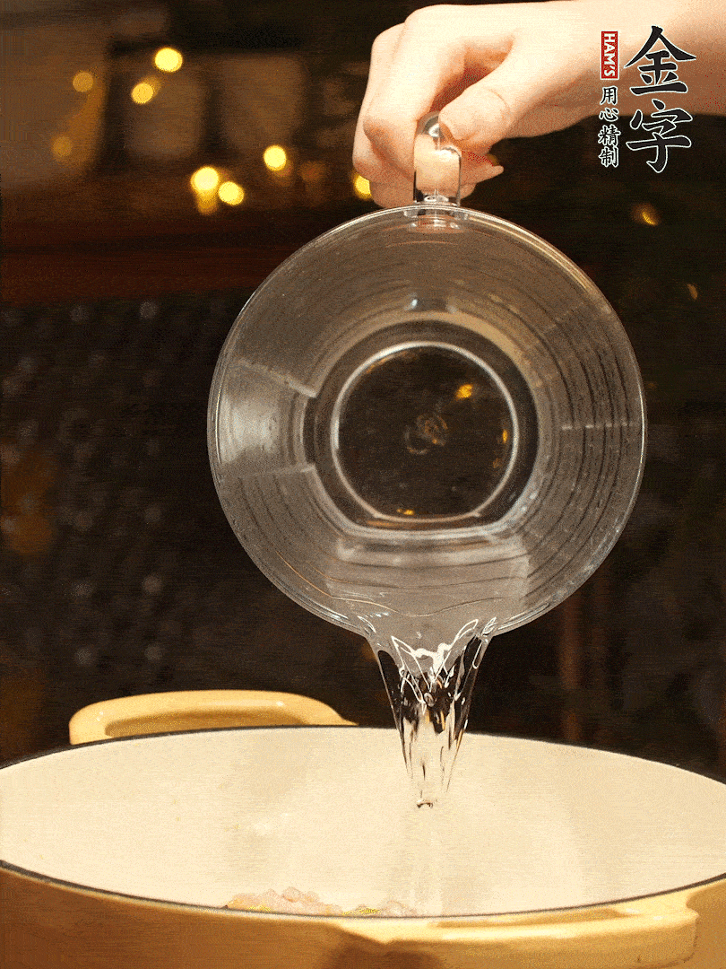 加入120ml水,蓋上蓋子燜幾分鐘撒上蔥花,美美的擺個(gè)盤(pán)~