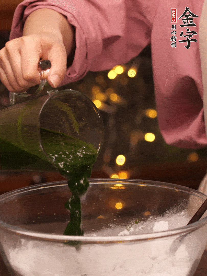 清明粿粉,分次加艾草泥,加點油揉2分鐘