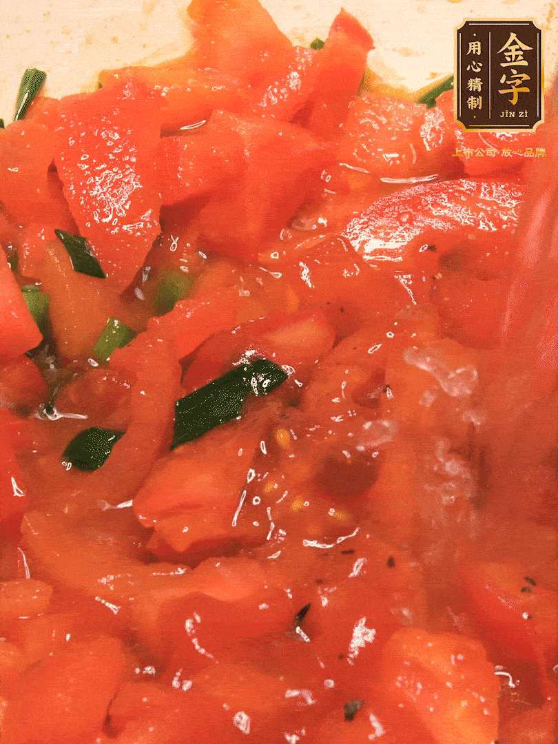 放入番茄丁,炒出汁