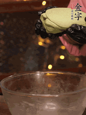 水里放點鹽,燒開后放艾草,一勺小蘇打,撈出浸入涼水,打成艾草泥