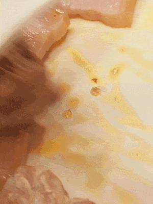 另起一鍋,將咸肉、鮮肉 翻炒出香味