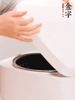 泡發香菇的水和調好的醬汁混合在一起，倒入電飯煲中，煮飯。