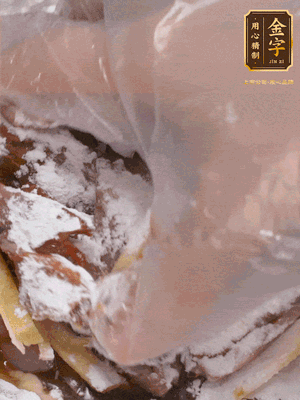 腌牛肉(生抽2勺 老抽半勺 蠔油1勺 米酒2勺 生粉1勺 鹽小半勺 白胡椒半勺 姜水2勺 油1勺)腌制10分鐘