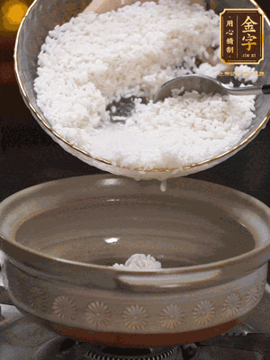 鍋底刷油,倒入米飯,水沒過即可,中小火燜10分鐘,戳幾個洞