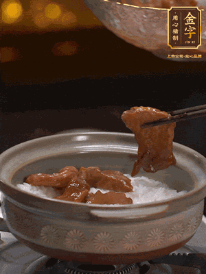 鋪上牛肉,鍋邊淋油在燜5分鐘