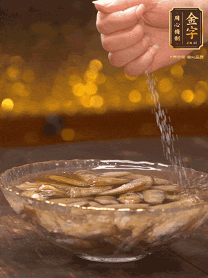 鮮活蟶子反復沖洗干凈,水中加鹽、芝麻香油浸泡30分鐘吐沙