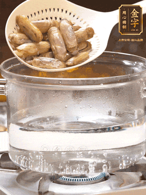 煮一鍋沸水,下蟶子汆燙30秒,撈出浸入冰水,取出蟶子肉