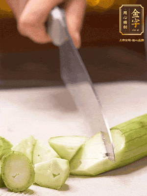 絲瓜去皮,切滾刀塊