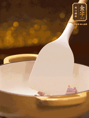 油溫7成熱,下蒜末、咸肉略微煸炒,再下絲瓜