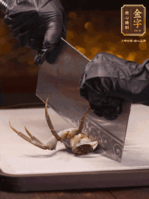 用刷子刷干凈六月黃，一斬二。把蟹蓋、蟹胃拿出來。