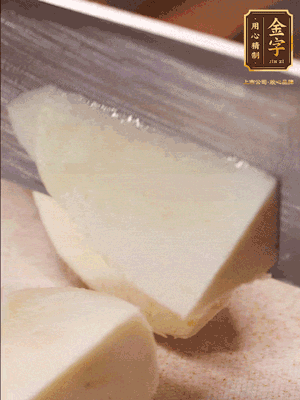 茭白去殼，底部一層老皮刨掉，切成滾刀塊