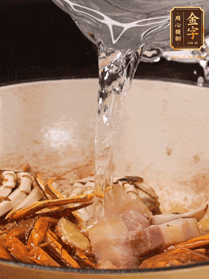 加料酒/花雕酒去腥，加入開水燜10分鐘左右