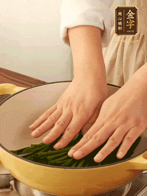 小蔥鋪在底部，放上生姜